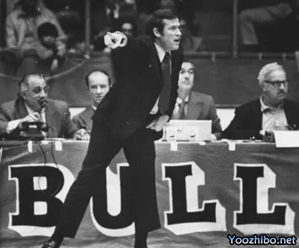 1970-71赛季，迪克-莫塔如何引领芝加哥<a href=/lanqiugengduo/bulls/ target=_blank class=infotextkey>公牛</a>队逆袭，揽获最佳教练殊荣