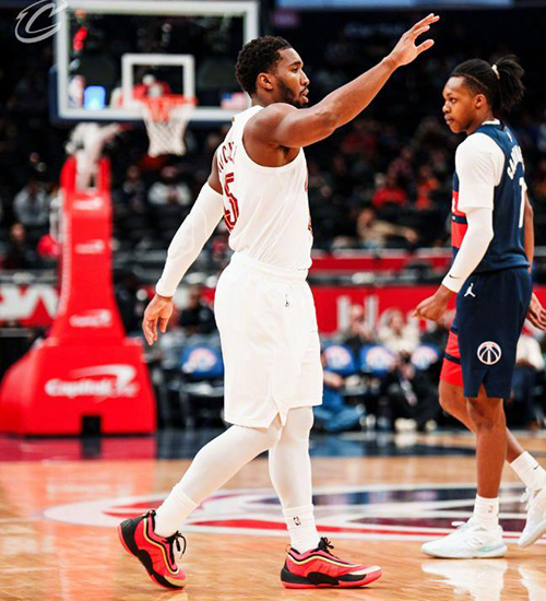 末节狂轰45分逆转!米切尔48分封神 骑士13连胜<a href=/lanqiugengduo/wizards/ target=_blank class=infotextkey>奇才</a>